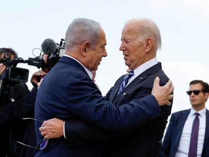 رئيس الوزراء الإسرائيلي بنيامين نتنياهو يرحب بالرئيس الأميركي جو بايدن لدى وصول الأخير إلى تل أبيب. 18 أكتوبر 2023 - Reuters