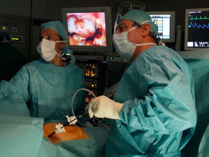 أطباء يجرون عملية استئصال تكيسات المبايض لامرأة في فرنسا. 26 مارس 2008 - REUTERS