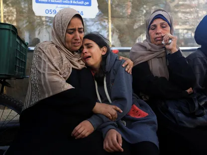 نساء فلسطينيات يبكين أمام جثامين أقاربهن الذين قتلتهم غارة إسرائيلية على مدينة غزة بشمال القطاع. 21 نوفمبر 2025 - REUTERS