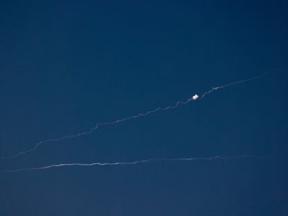 آثار صواريخ اعتراضية في سماء إسرائيل كما تظهر من حدود غزة. 10 يونيو 2025 - REUTERS