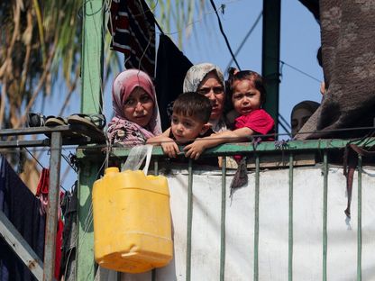 عائلات فلسطينية نازحة في إحدى مدارس الأونروا في شمال غزة بينما تتواصل الغارات الإسرائيلية على القطاع. 11 يوليو 2025 - REUTERS
