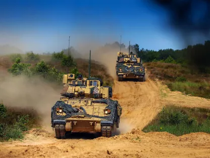 تقرير: إدارة ترمب تدفع شركات السيارات إلى إنتاج الأسلحة