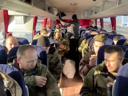 صورة مأخوذة من مقطع فيديو لوزارة الدفاع الروسية تظهر عدداً من الأسرى الروس المفرج عنهم. 31 يناير 2024 - REUTERS