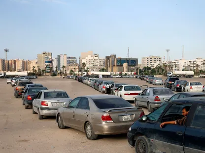 طوابير طويلة ومحطات مغلقة.. أزمة البنزين تتجدد في مدن ليبية