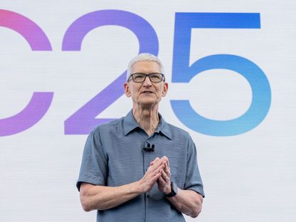 تيم كوك الرئيس التنفيذي لشركة أبل خلال مؤتمر المطورين WWDC في كاليفورنيا. 9 يونيو 2025 - Bloomberg