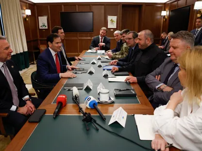 وزير الخارجية الأميركي ماركو روبيو في اجتماع مع وزير مجلس الأمن القومي والدفاع الأوكراني رستم عمروف في مدينة هالانديل بيتش بولاية فلوريدا. 30 نوفمبر 2025 - REUTERS