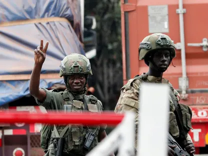 أحد متمردي حركة M23 يلوح بيده أثناء سيره عند معبر جيسيني الحدودي في منطقة روبافو برواندا. 29 يناير 2025 - Reuters