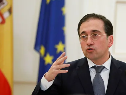 وزير الخارجية الإسباني خوسيه مانويل ألباريس خلال مؤتمر صحافي في أثينا بعد لقاء نظيره نيكوس ديندياس- 14 ديسمبر 2021. - REUTERS