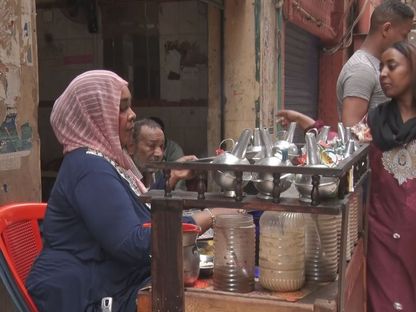 سيدة سودانية تبيع القهوة والشايع في شارع فيصل الشعبي جنوبي القاهرة- 30 مايو 2023 - "الشرق"