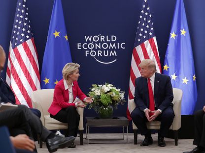 الرئيس الأميركي السابق دونالد ترمب، ورئيسة المفوضية الأوروبية أورسولا فون ديرلاين خلال لقاء سابق على هامش منتدى دافوس بسويسرا. 21 يناير 2020 - Reuters