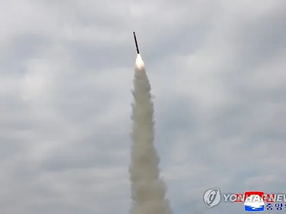 صورة نشرتها وكالة الأنباء المركزية الكورية الشمالية الرسمية في 29 أكتوبر 2025 لاختبار لإطلاق صواريخ كروز استراتيجية من البحر إلى الأرض - Yonhap