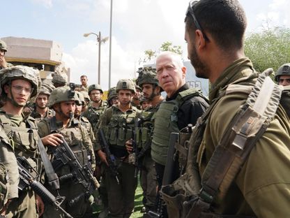 وزير الدفاع الإسرائيلي يوآف جالانت يتحدث مع مقاتلين خلال زيارة إلى قاعدة زيكيم العسكرية جنوبي تل أبيب. 16 أكتوبر 2023 - Yoav Gallant/Facebook