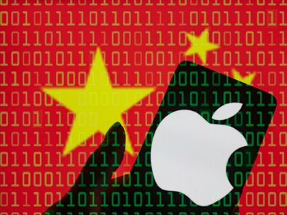 صورة توضيحية تظهر شعار Apple على هاتف ذكي وعلم الصين في الخلفية. 8 سبتمبر 2023 - AFP
