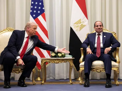 الرئيس المصري عبد الفتاح السيسي خلال استقبال نظيره الأميركي دونالد ترمب في شرم الشيخ قبيل قمة السلام بشأن إنهاء الحرب في غزة. 13 أكتوبر 2025 - Reuters