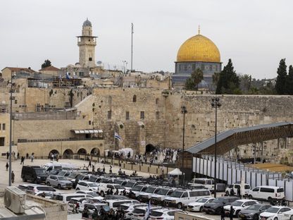 صورة تظهر حائط البراق والمسجد الأقصى خلال زيارة بعثة دبلوماسية إلى القدس المحتلة. 29 مارس 2024 - AFP