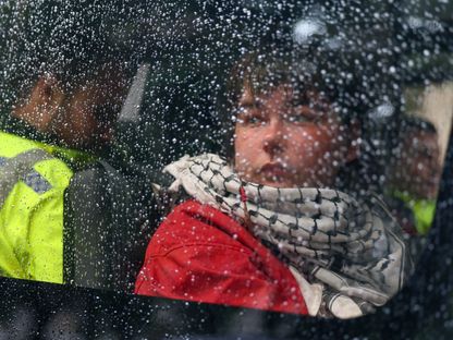 متظاهرة معتقلة داخل سيارة للشرطة عقب احتجاج لدعم حركة فلسطين أكشن في ساحة البرلمان بلندن في بريطانيا. 19 يوليو 2025 - Reuters