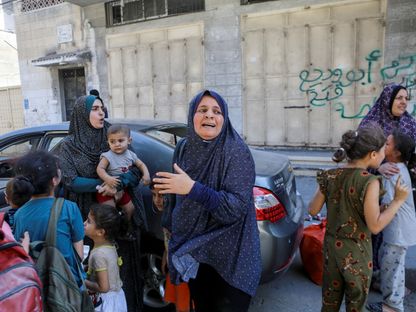 حالة من الهلع تصيب نساء وأطفالاً عقب قصف إسرائيلي على قطاع غزة في فلسطين. 15 أكتوبر 2023 - Reuters