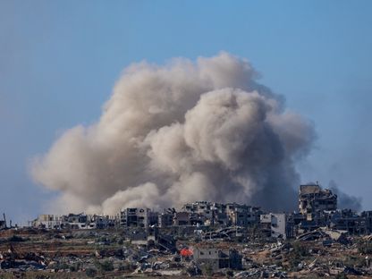 دخان كثيف يتصاعد جراء قصف إسرائيلي على شمال قطاع غزة. 16 ديسمبر 2023 - AFP