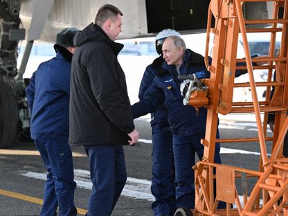 الرئيس الروسي فلاديمير بوتين يستعد للتحليق على متن قاذفة استراتيجية محدثة من طراز Tu-160M والقادرة على حمل أسلحة نووية في مدينة كازان. 22 فبراير 2024 - AFP