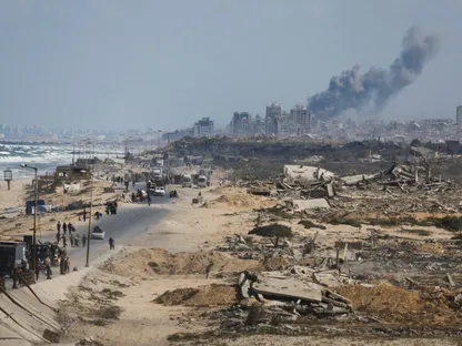 نازحون فلسطينيون يسيرون بين الأنقاض إلى جنوب القطاع مع استمرار الغارات الإسرائيلية على مدينة غزة. 25 سبتمبر 2025 - Reuters