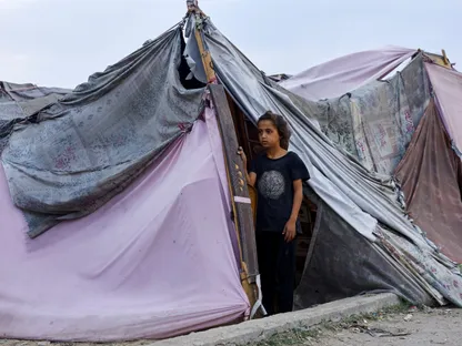 فتاة فلسطينية نازحة تنظر من خيمة وسط وقف إطلاق النار بين إسرائيل وحركة حماس في مدينة غزة. 4 نوفمبر 2025 - Reuters