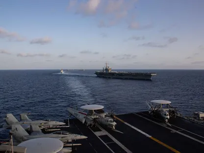 واشنطن ولندن تكثفان الضغوط على الحوثيين.. وإيران تدفع بمدمرة للبحر الأحمر