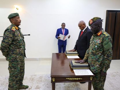 وزيرا الدفاع والداخلية الجديدين في السودان يؤديان اليمين أمام رئيس مجلس السيادة الانتقالي عبدالفتاح البرهان. 28 يونيو 2025 - SNA
