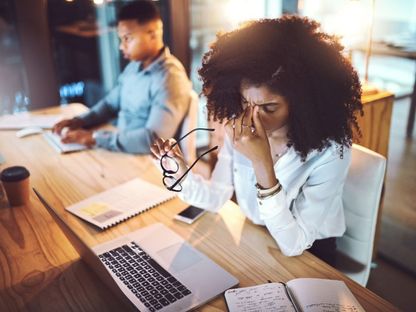 صورة تعبيرية لامرأة تعاني من إجهاد العينين بسبب التحديق الطويل في شاشة الكمبيوتر - Getty
