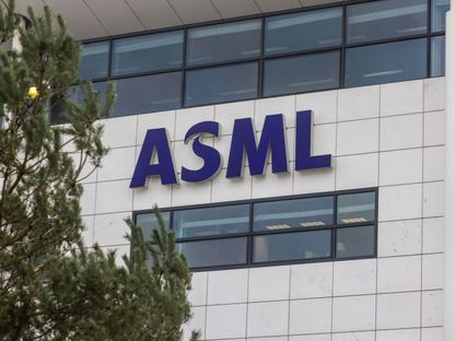 مقر شركة ASML الهولندية الرائدة في تصنيع معدات طباعة الرقائق وأشباه الموصلات، فيلدهوفن، هولندا. 24 يناير 2024 - Bloomberg