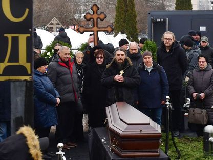 والدا أليكسي نافالني ومواطنون روس يحضرون مراسم تأبين المعارض الروسي  الذي توفي في أحد سجون البلاد. 1 مارس 2024 - AFP