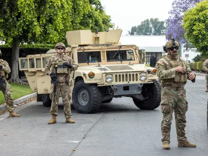 قوات من الحرس الوطني التابع لولاية كاليفورنيا تنتشر في لوس أنجلوس بعد اشتباكات إثر احتجاجات على ترحيل مهاجرين، 8 يونيو 2025 - REUTERS