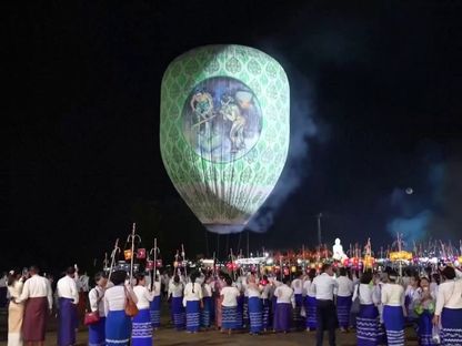 ميانمار تودع موسم الأمطار بسماء تمتلئ ببالونات نارية