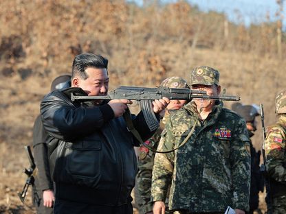 الزعيم الكوري الشمالي كيم جونج أون يتفقد قاعدة تدريب عملياتية في المنطقة الغربية للجيش. كوريا الشمالية. 7 مارس 2024 - AFP