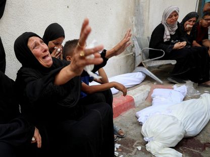 سيدة فلسطينية تبكي داخل مستشفى الشفاء بمدينة غزة خلال تشييع جثامين ضحايا غارة إسرائيلية. 18 مايو 2025 - Reuters