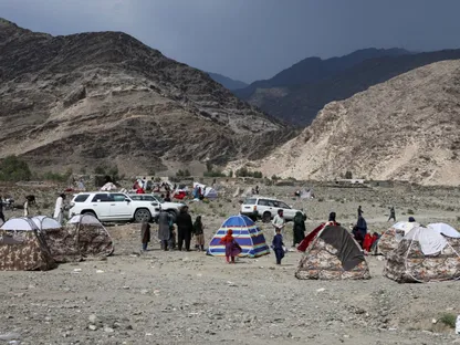 أفغان يقيمون في خيام بعد زلزال مميت في منطقة نورغال بولاية كونار، أفغانستان، 5 سبتمبر 2025 - REUTERS