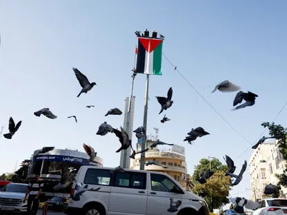 العلم الفلسطيني في وسط مدينة رام الله بالضفة الغربية المحتلة. 22 سبتمبر 2025 - Reuters