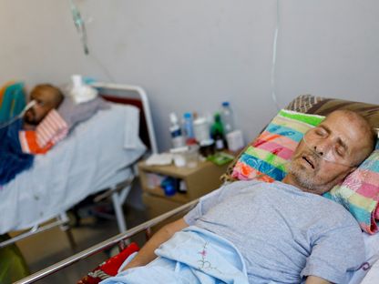 مرضى سرطان فلسطينيون يتلقون العلاج داخل مستشفى ناصر في خان يونس جنوب قطاع غزة بعد إجلائهم من مستشفى الصداقة التركية الفلسطينية بسبب الهجمات الإسرائيلية. 16 نوفمبر 2023 - رويترز