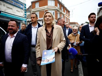 زعيمة اليمين المتطرف الفرنسي مارين لوبان خلال جولة انتخابية بأحد أسواق بلدة هينان بومونت، شمال فرنسا. 14 يونيو 2024 - REUTERS