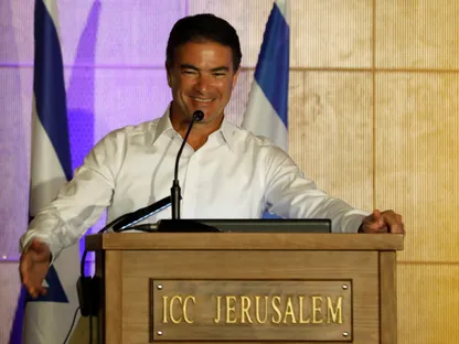 المدير السابق لجهاز الاستخبارات الإسرائيلي (الموساد)، يوسي كوهين، يلقي كلمة في مؤتمر الميزانية الذي عقدته وزارة المالية، القدس المحتلة. 22 أكتوبر 2018 - REUTERS