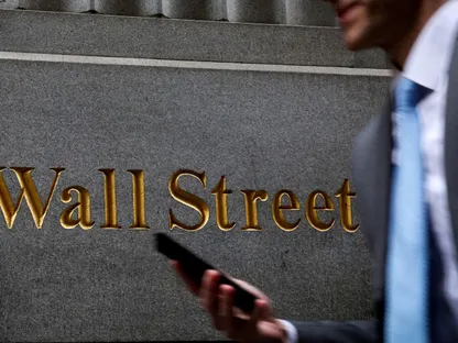 رجل يمشي في وول ستريت خارج بورصة نيويورك للأوراق المالية (NYSE) بالولايات المتحدة. 7 أبريل 2025 - reuters