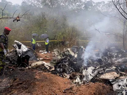 حطام طائرة سقطت في منطقة تسيمبا جوليني في مقاطعة كوالي بكينيا. 28 أكتوبر 2025 - REUTERS