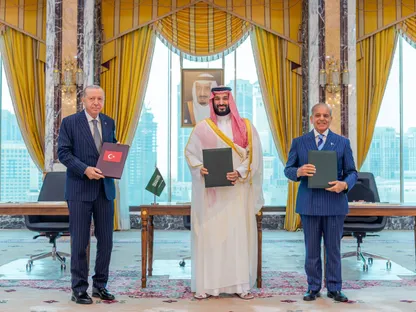 السعودية وتركيا وباكستان توقع "اتفاقية مكة للدفاع المشترك" لتعزيز التعاون الدفاعي والردع الاستراتيجي