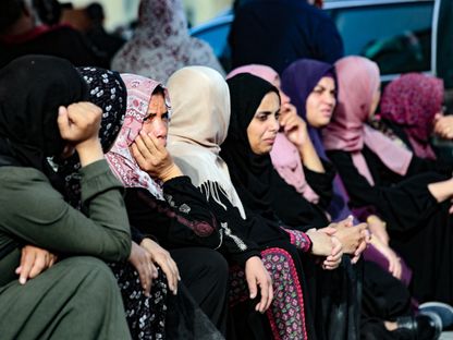 سيدات فلسطينيات في ساحة مستشفى شهداء الأقصى بدير البلح بوسط قطاع غزة ينتظرون للتعرف على جثامين ذويهم ضحايا القصف الإسرائيلي على القطاع. 11 مايو 2024 - AFP