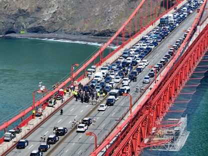محتجون على حرب غزة يغلقون جسر Golden Gate الشهير في كاليفورنيا. 15 أبريل 2024 - AFP