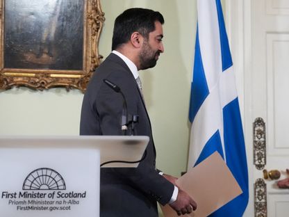 حمزة يوسف رئيس وزراء اسكتلندا يغادر المؤتمر الصحافي بعد إعلان استقالته، إدنبرة. 29 أبريل 2024 - AFP