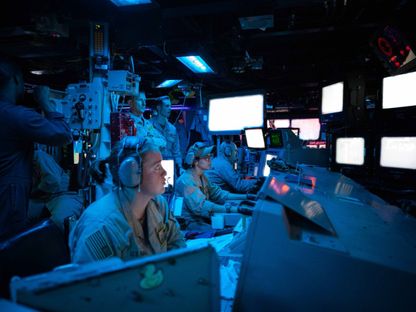 طاقم المدمرة الأميركية USS Carney أثناء اعتراض صاروخ أطلقه الحوثيون باتجاه إسرائيل في البحر الأحمر. 21 أكتوبر 2023 - US5thFleet