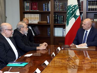 الرئيس اللبناني جوزاف عون خلال لقاء أمين المجلس الأعلى للأمن القومي الإيراني علي لاريجاني في بيروت. 13 أغسطس 2025 - REUTERS