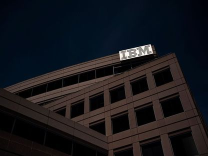 شعار شركة "آي بي إم" مضاء على مبنى مقر الشركة. - Bloomberg