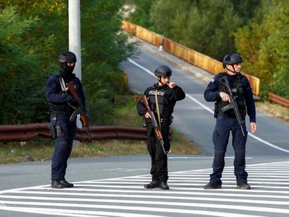 عناصر من الشرطة الصربية في موقع اشتباك مع مسلحين صرب في دير أرثوذكسي صربي. 27 سبتمبر 2023 - Reuters