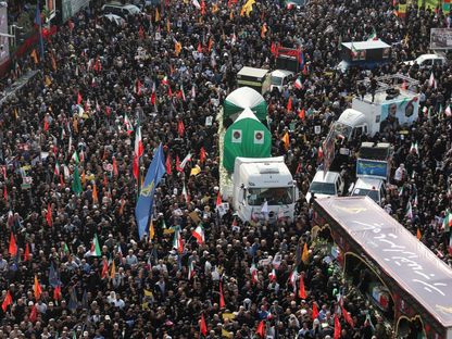 آلاف الإيرانيين يشيعون جثامين قادة عسكريين وعلماء نووين اغتالتهم إسرائيل في طهران. 28 يونيو 2025 - via REUTERS